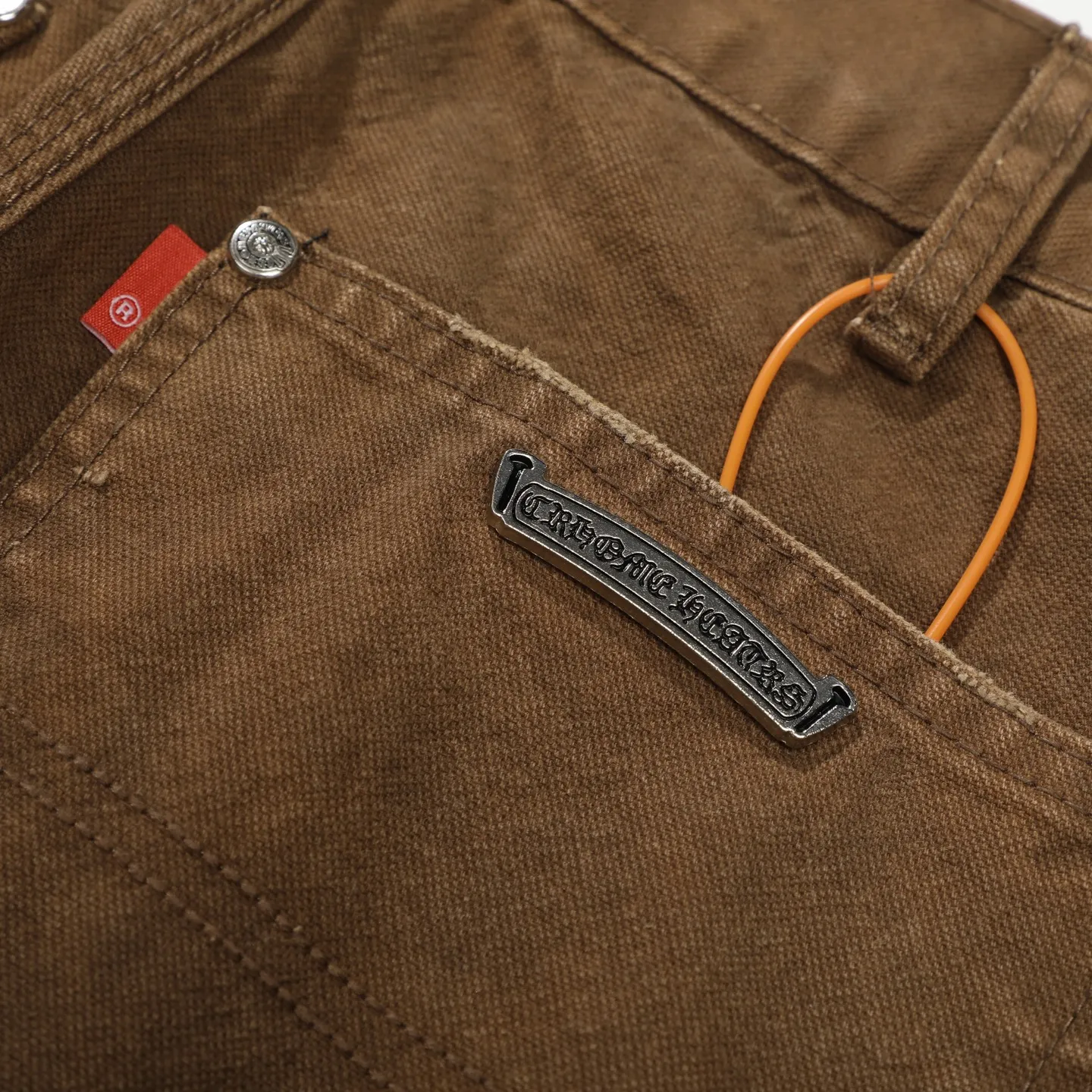 P300 Chrome Hearts Chrome Hearts Brown Logging Purple Multi-Leather Jeans Multi-leather Label Work Jeans CH Jeans All need to be washed and then disassembled and hand-stitched with sheepskin cross leather and then spliced together to complete. The whole process is too complicated to describe. About Chrome Hearts This is an extremely luxurious fashion brand that can also be called the aristocrat of the high street. It has always been an exclusive brand for some hipsters or the rich second generation. Compared with ordinary high streets, it is more luxurious and noble. Compared with luxury brands, it has a more fashionable personality. It has always been a brand that I have a special liking for. Color: Brown Size: 28 30 32 34 36